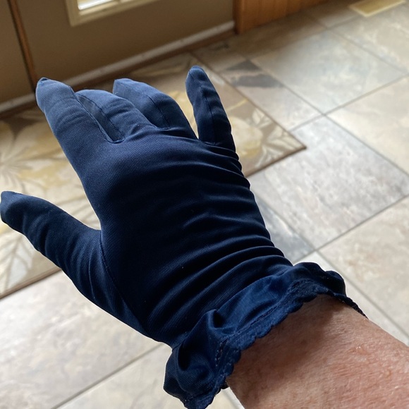 Vintage Navy Blue Wristlet Gloves Nylon Size 6.5/7 Funky BOHO 50s/60s - Picture 1 of 3